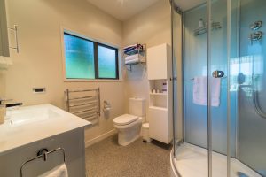 Kiwi room bathroom